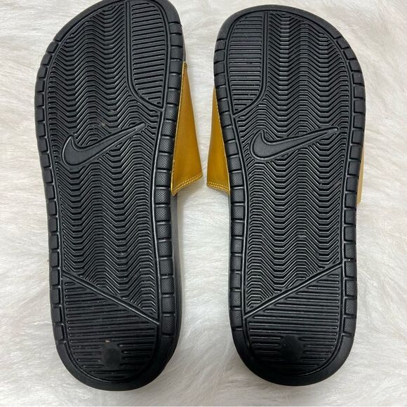 Nike Women's Benassi Gold/Metallic Slide‎ Sandal -- 9 - Picture 9 of 12